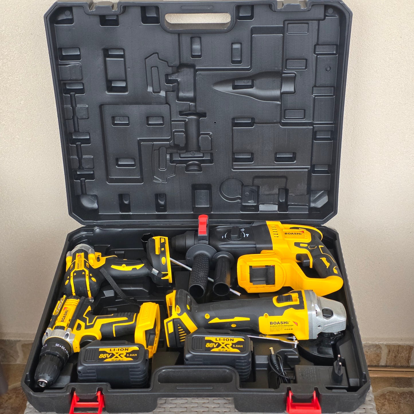 Profesionalni Aku set 4u1 sa dvije litijumske baterije 88V (5.0 Ah): udarni odvijač, brusilica, šrafilica, bušilica sa čekićem (hilti)