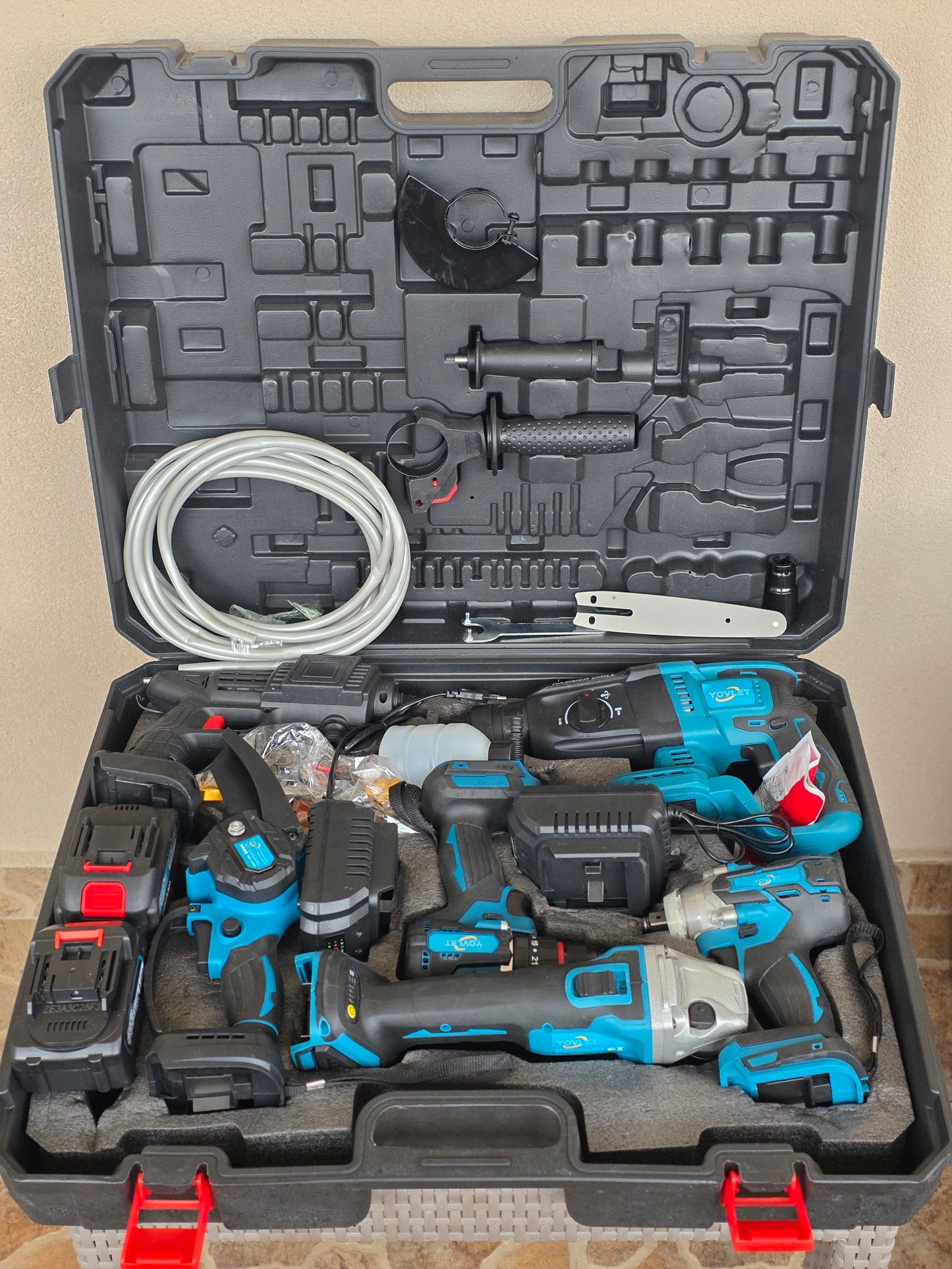 Profesionalni Aku set 6u1 sa dvije litijumske baterije 198V (6.0 Ah): udarni odvijač, brusilica, šrafilica, bušilica sa čekićem (hilti) aku testera i aku mlaznica