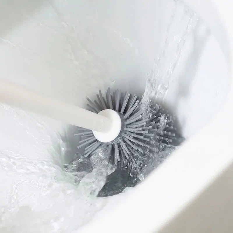 Silikonska četka za WC solju sa odeljkom za sipanje šampona