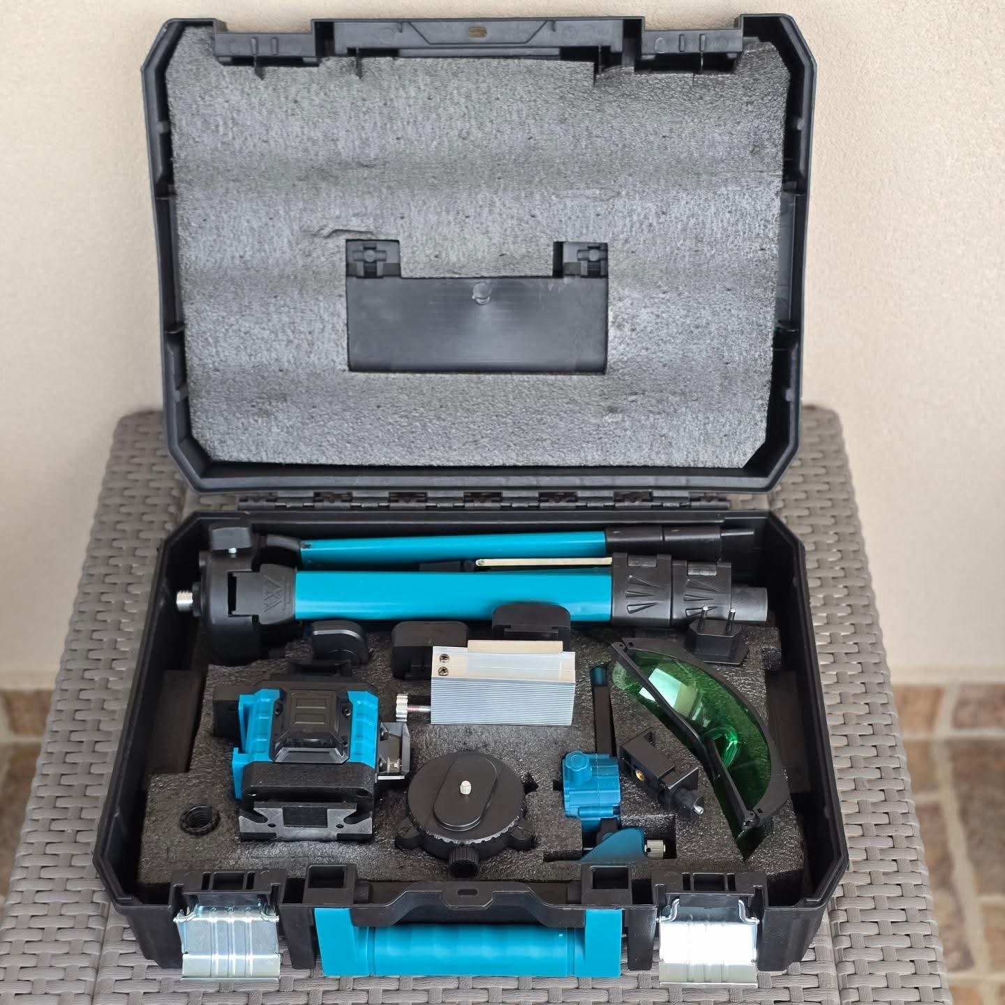 Profesionalni liniski laser sa 16 linija