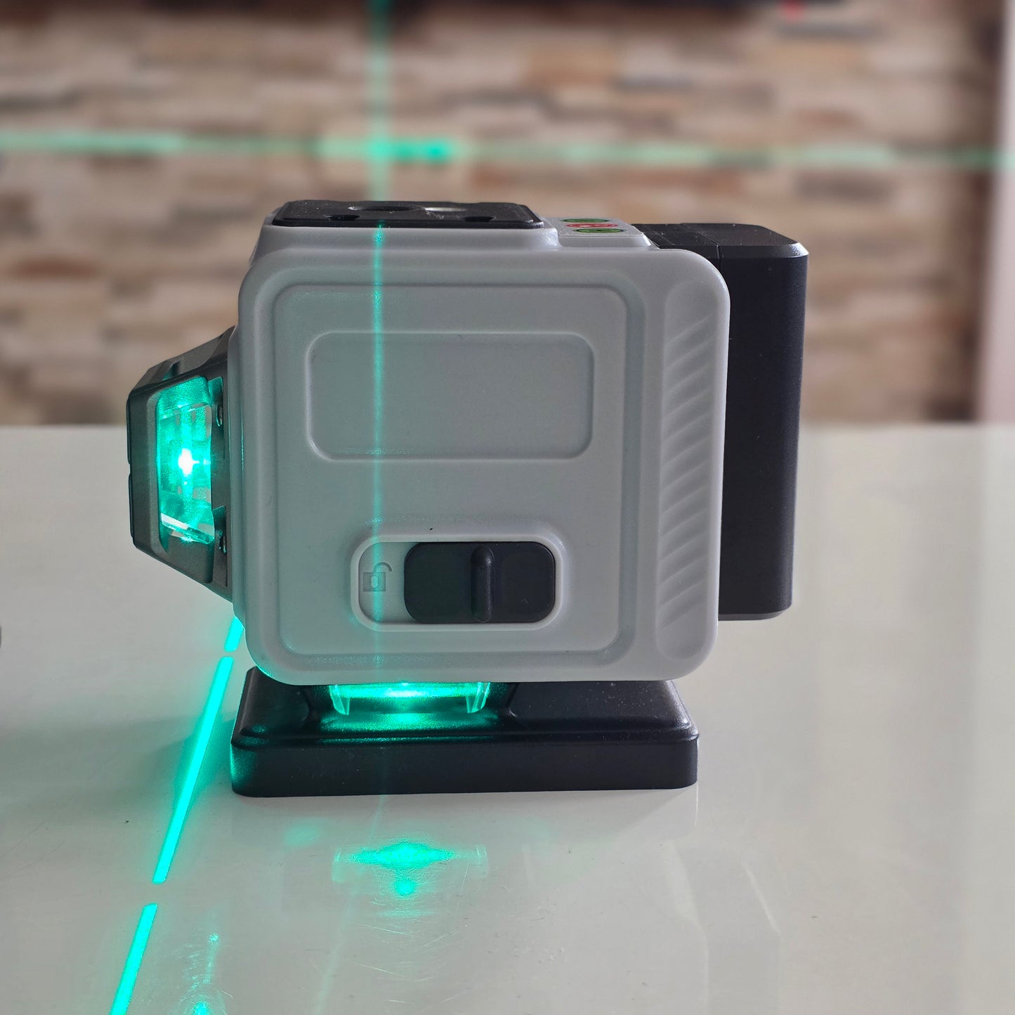 Linijski laser sa zelenim linijama