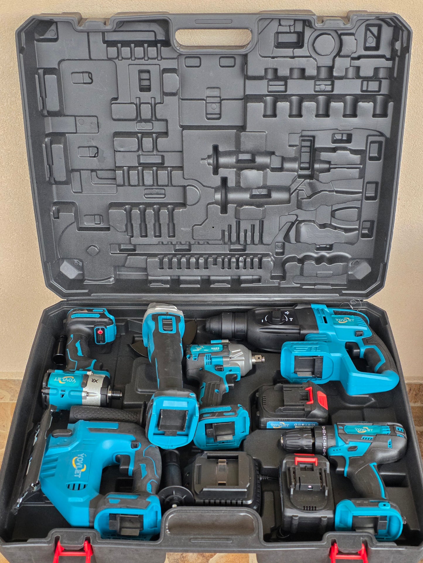 Profesionalni Aku set 6u1 sa dvije litijumske baterije 198V (6.0 Ah): udarni odvijač, brusilica, šrafilica, bušilica sa čekićem (hilti), aku testera i aku dovijac za matice