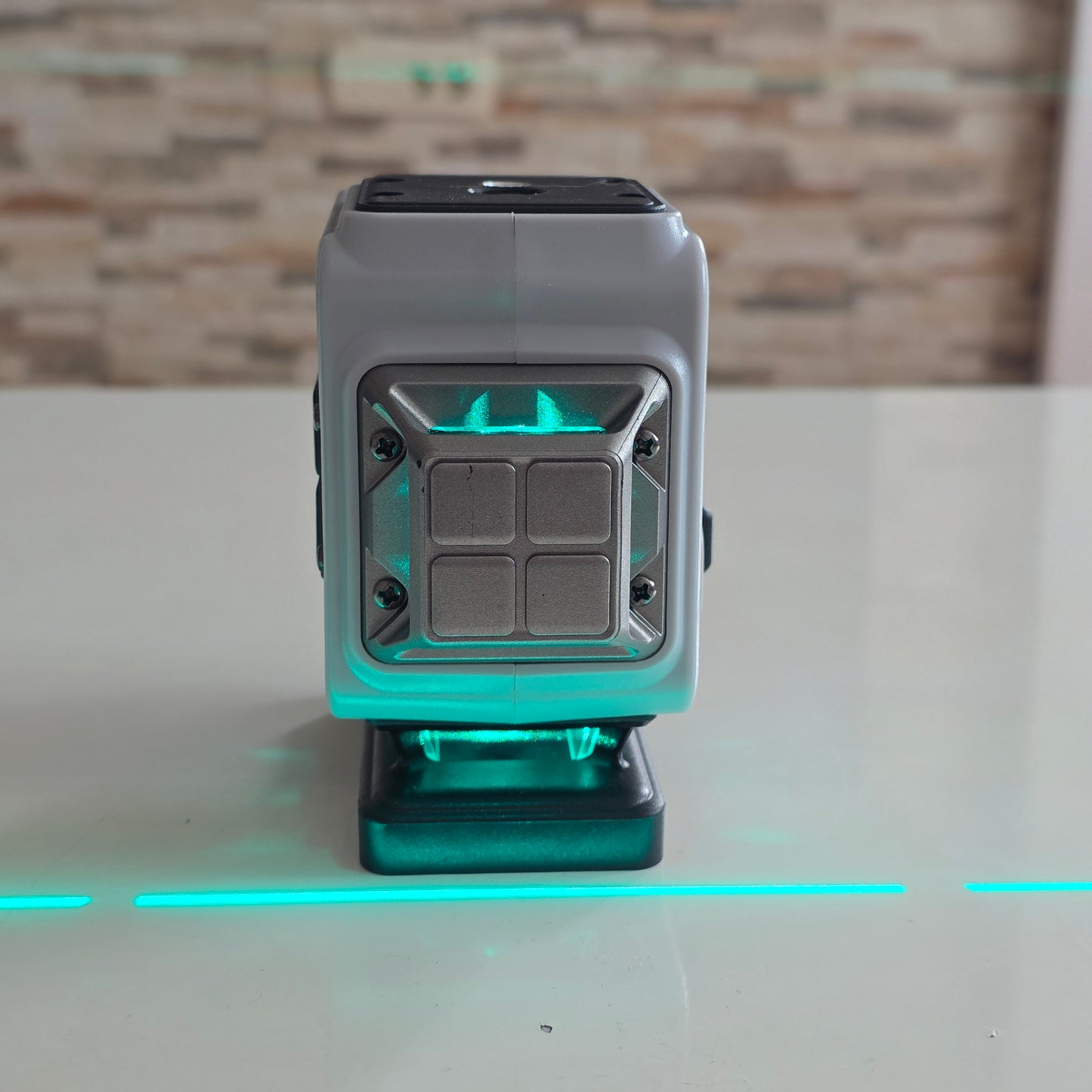 Linijski laser sa zelenim linijama