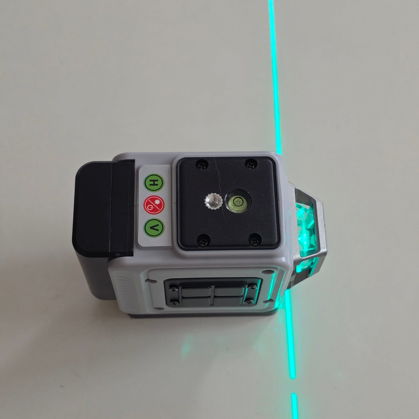 Linijski laser sa zelenim linijama