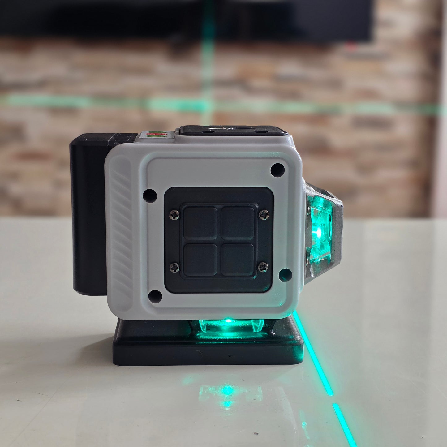 Linijski laser sa zelenim linijama
